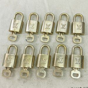 LOUIS VUITTON LV 10 SET PADLOCK CADENA KEY BAG CHARM GOLD PLATED FRANCE